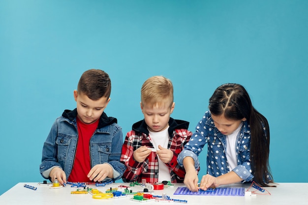 Niños expresivos jugando