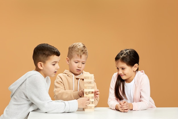 Niños expresivos jugando