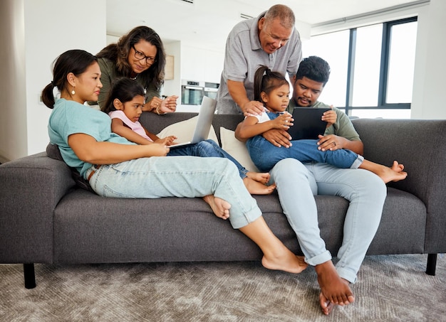 Niños de la familia y tecnología con niños, abuelos y padres transmitiendo en la sala de estar Hermana y parientes mayores viendo un servicio de suscripción en línea juntos en su hogar