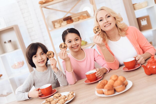 Niños felices con la abuela mirando a cámara