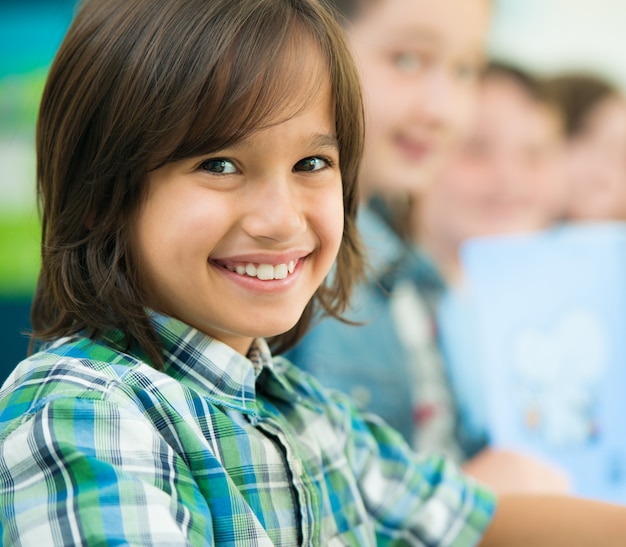 Foto niños felices aprendiendo en el aula de la escuela