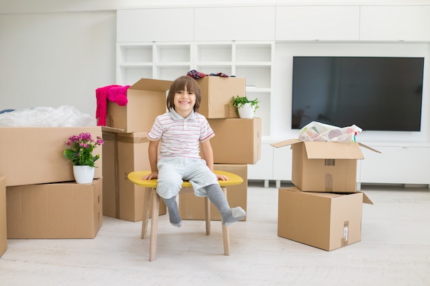 Niños felices con cajas en casa moderna nueva