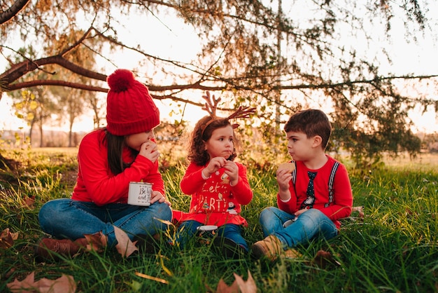 Niños felices celebrando la navidad en diciembre