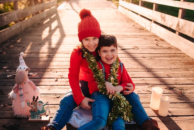 Niños felices celebrando la navidad en diciembre