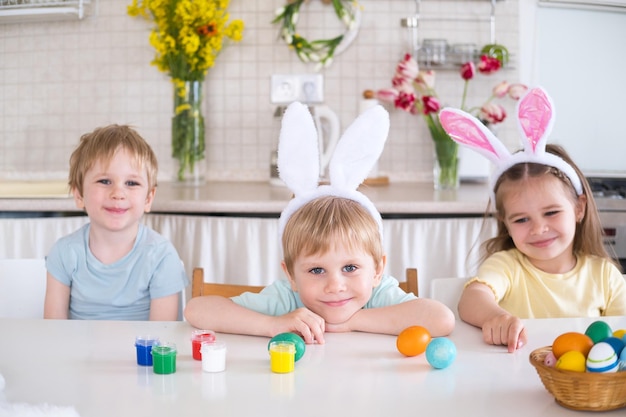 Niños felices celebrando la Pascua en casa