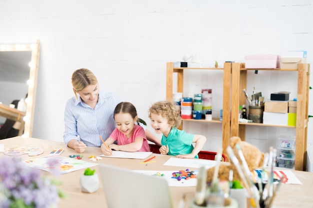 Niños felices en clase de arte