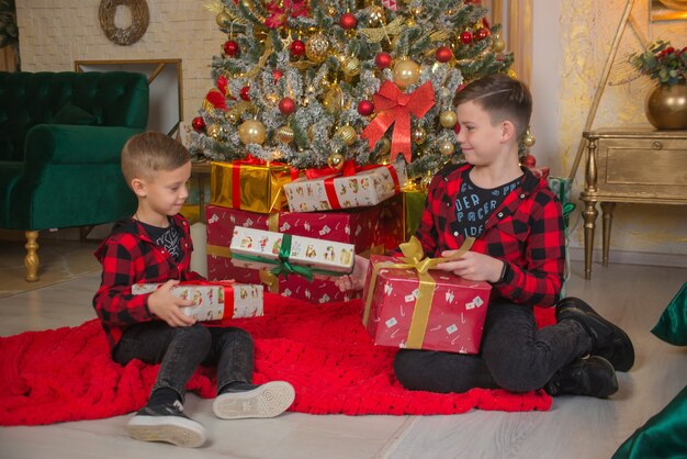 niños felices se dan regalos