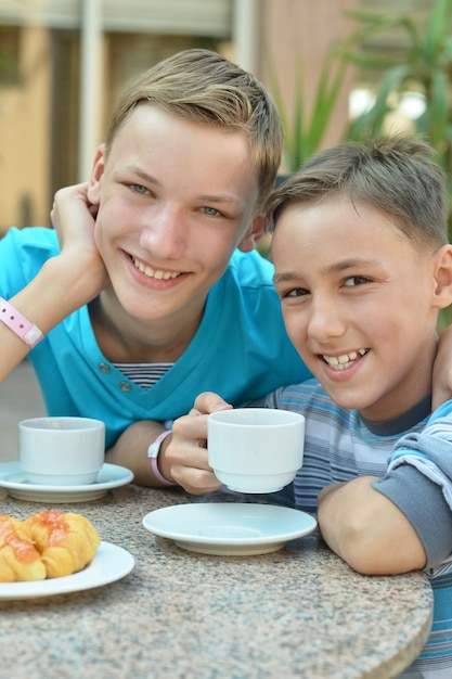 Niños felices en el desayuno en la mesa