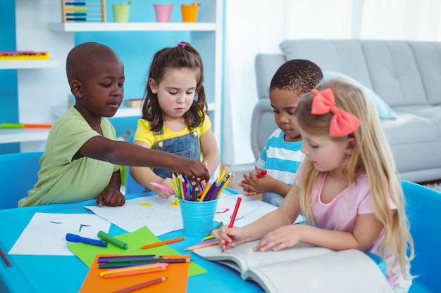 Niños felices disfrutando de artes y artesanías juntos