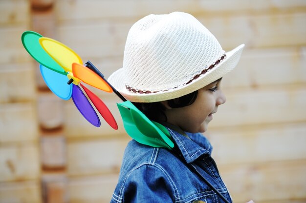 Niños felices disfrutando de la infancia