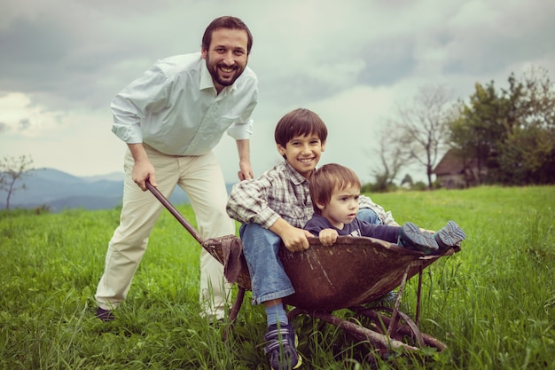 Niños felices disfrutando de la naturaleza