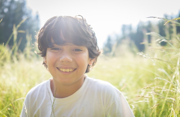 Niños felices disfrutando de la naturaleza