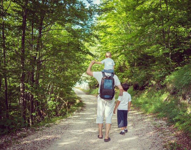 Niños felices disfrutando de la naturaleza