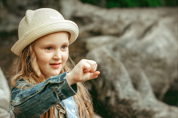 Niños felices divirtiéndose y jugando a dar un paseo