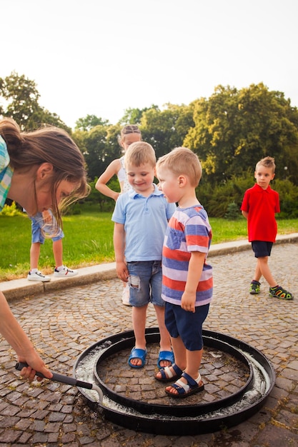 Niños felices divirtiéndose juntos en el parque de verano Infancia feliz