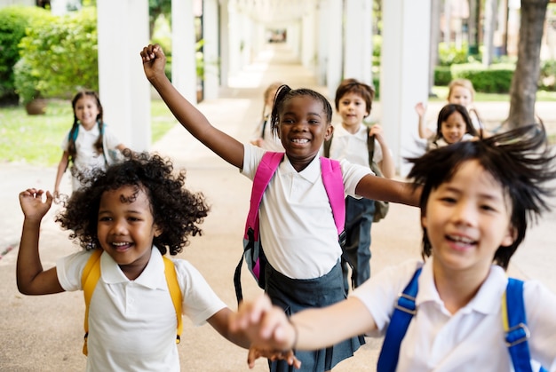 Niños felices en la escuela primaria