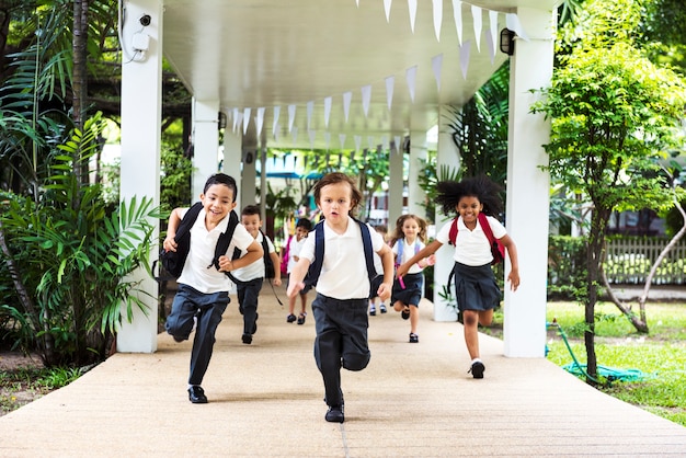 Niños felices en la escuela primaria