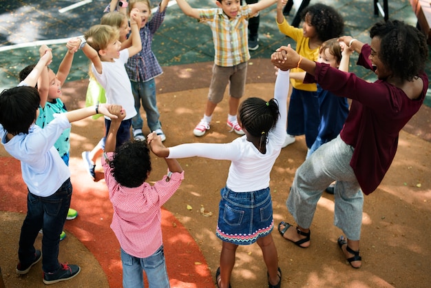 Foto niños felices en la escuela primaria