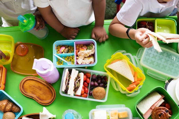 Niños felices en la escuela primaria