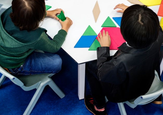 Niños felices en la escuela primaria