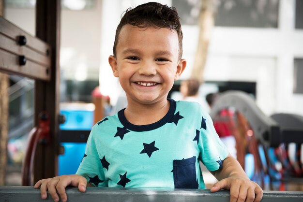 Foto niños felices en la escuela primaria