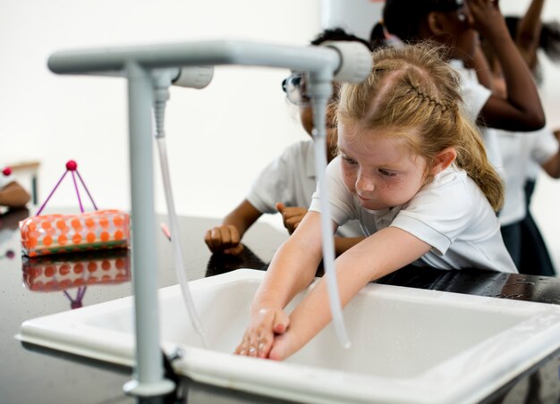 Niños felices en la escuela primaria