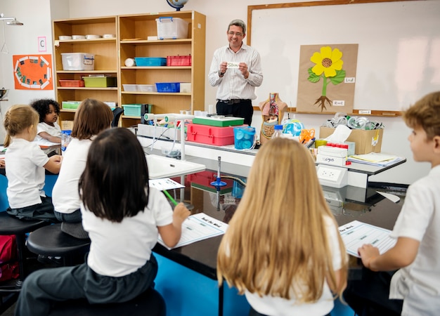 Niños felices en la escuela primaria