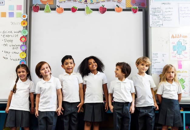 Niños felices en la escuela primaria