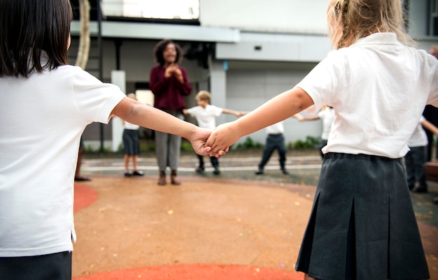 Niños felices en la escuela primaria