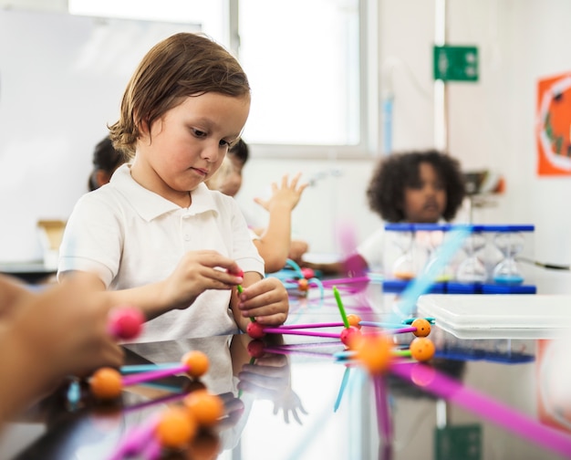 Foto niños felices en la escuela primaria