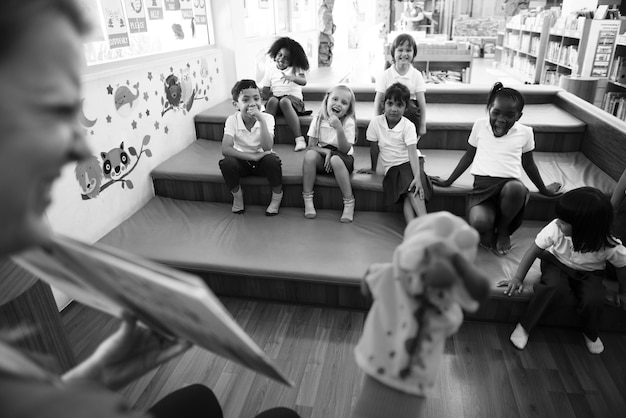 Niños felices en la escuela primaria