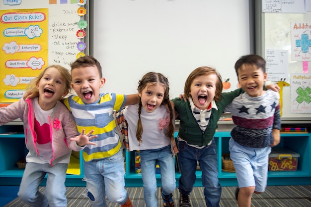 Foto niños felices en la escuela primaria