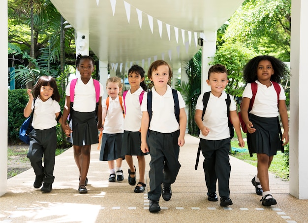 Niños felices en la escuela primaria