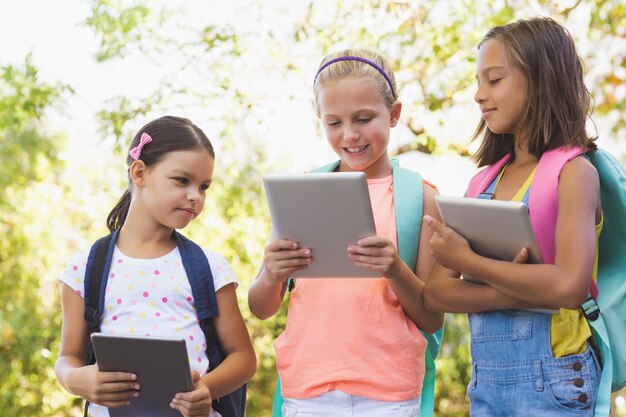 Foto niños felices de la escuela con tableta digital