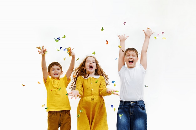 Niños felices en la fiesta de carnaval.