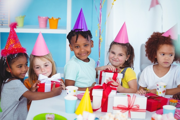 Niños felices en una fiesta de cumpleaños