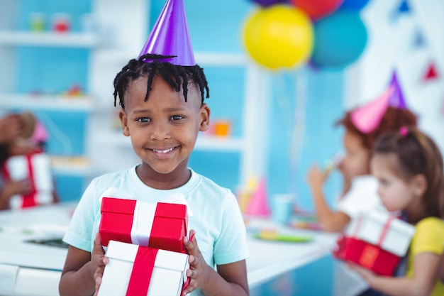 Niños felices en una fiesta de cumpleaños