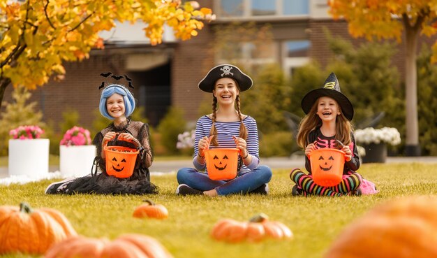 Niños felices en la fiesta de Halloween Los niños llevan trajes de carnaval