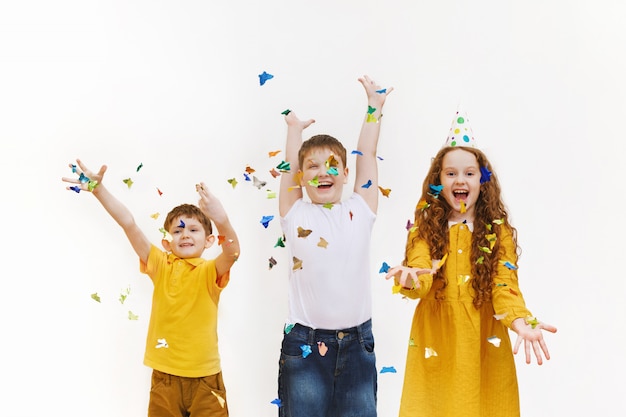 Niños felices con globos en la fiesta de cumpleaños feliz.