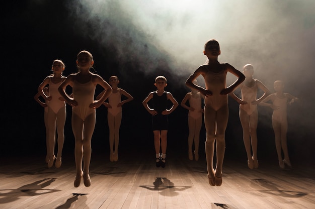 Niños felices haciendo ballet