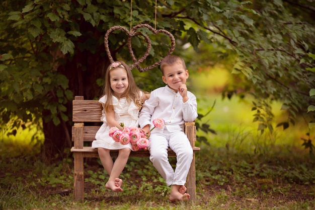 Niños felices, hermano y hermana, amigos en la naturaleza en un parque de verano