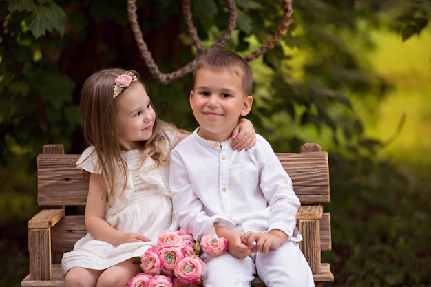 Niños felices, hermano y hermana, amigos en la naturaleza en un parque de verano