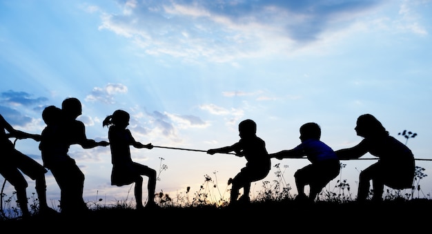 Niños felices juntos salpicaduras de agua