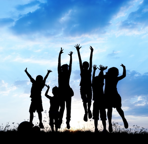 Niños felices juntos salpicaduras de agua