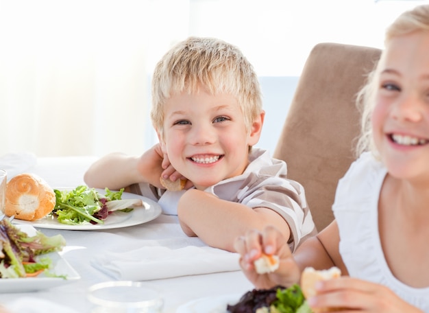 Niños felices en la mesa