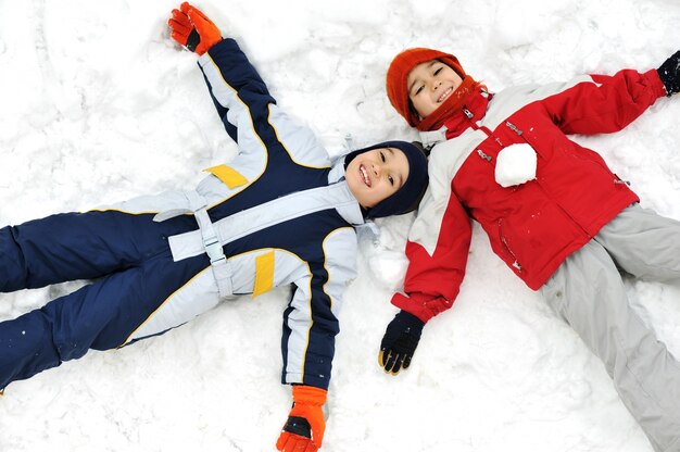 Niños felices en la nieve