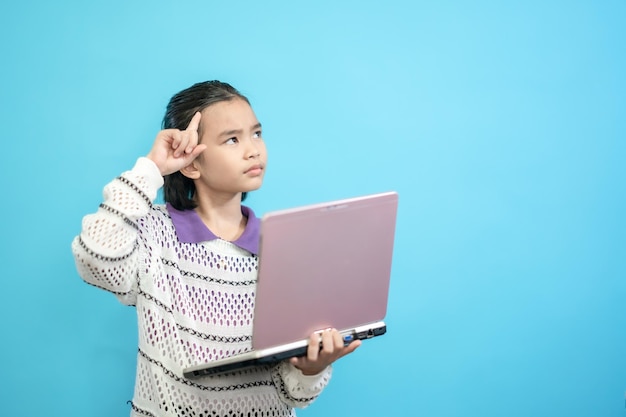 Niños felices niña, niño asiático cerca de personas lindas y alegres, sosteniendo labtop mirando y sonriendo