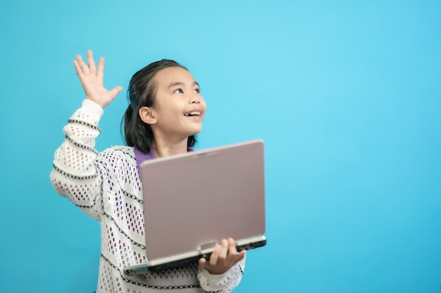 Niños felices niña, niño asiático cerca de personas lindas y alegres, sosteniendo labtop mirando y sonriendo