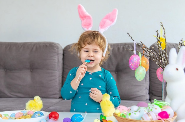 Niños felices de Pascua con huevos Enfoque selectivo