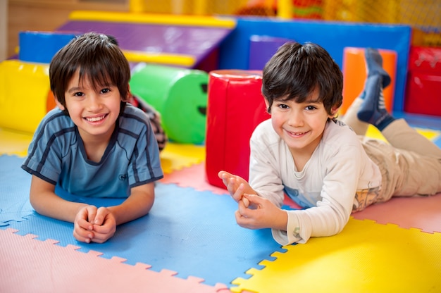 Niños felices en el patio interior